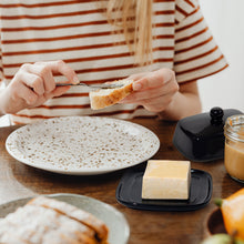 Lade das Bild in den Galerie-Viewer, Butterdose - Hochwertige Butterglocke aus Keramik - Butter Dish für alle gängigen Butter (250g) - Butterschale Porzellan (Schwarz)
