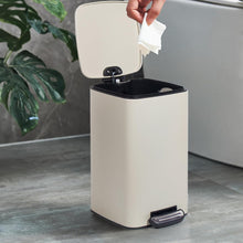Lade das Bild in den Galerie-Viewer, Kosmetikeimer 8L, Mülleimer bad, Badmülleimer mit Deckel, (Soft Close) Tretmülleimer aus Metall für Badezimmer, WC, Schlafzimmer (Beige, 24 x 19,5 x 33 cm)