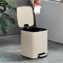 Lade das Bild in den Galerie-Viewer, Kosmetikeimer 6L, Mülleimer bad, Badmülleimer mit Deckel, (Soft Close) Tretmülleimer aus Metall für Badezimmer, WC, Schlafzimmer (Beige, 24 x 19,5 x 25 cm)