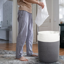 Lade das Bild in den Galerie-Viewer, Wäschekorb mit Henkel, Spielzeug Aufbewahrung, Aufbewahrungsbox Geflochten, Wäschesammler Groß, Aufbewahrungskorb Kinderzimmer (Dunkelgrau, D 38 x H 50 CM)