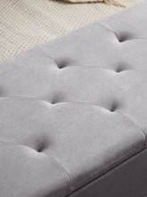 Lade das Bild in den Galerie-Viewer, Sitztruhe Sitzhocker Fußhocker mit Stauraum Deckel und Holzfüßen, 79,5 x 39,5 x 40 cm(Hellgrauer Samt)