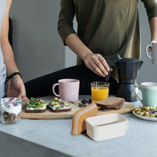 Lade das Bild in den Galerie-Viewer, Butterdose Keramik mit Holzdeckel , 250g Butter Aufbewahrung , Butterbox Porzellan vintage (Weiß)
