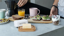 Lade das Bild in den Galerie-Viewer, Butterdose,Butterglocke für 250g Butter,Butterdose aus beschichteter Metallplatte oder Boraxglas mit edlem nachhaltigem Naturholzdeckel
