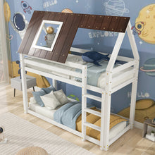 Lade das Bild in den Galerie-Viewer, Hausbett, Etagenbett mit rechtwinkliger Leiter, Kinderbett, mit Fallschutz und Zäune, Rahmen aus Kiefernholz, braunes Dach, weißes Bett (200x90cm)
