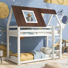 Lade das Bild in den Galerie-Viewer, Hausbett, Etagenbett mit rechtwinkliger Leiter, Kinderbett, mit Fallschutz und Zäune, Rahmen aus Kiefernholz, braunes Dach, weißes Bett (200x90cm)

