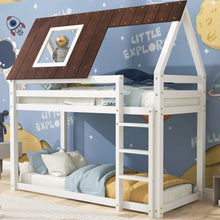 Lade das Bild in den Galerie-Viewer, Hausbett, Etagenbett mit rechtwinkliger Leiter, Kinderbett, mit Fallschutz und Zäune, Rahmen aus Kiefernholz, braunes Dach, weißes Bett (200x90cm)

