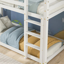 Lade das Bild in den Galerie-Viewer, Hausbett, Etagenbett mit rechtwinkliger Leiter, Kinderbett, mit Fallschutz und Zäune, Rahmen aus Kiefernholz, braunes Dach, weißes Bett (200x90cm)
