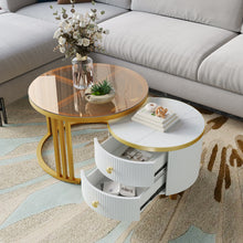 Lade das Bild in den Galerie-Viewer, 2 in 1 Runder Couchtisch aus MDF, Beistelltisch mit 1 Tischplatte in Marmoroptik und 1 aus Braunem Gehärtetem Glas, 2 Schubladen Kaffeetisch Tischkombination für Wohnzimmer, 70*70*45 + 50*50*40cm.
