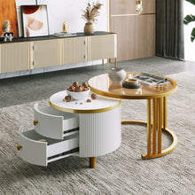 Lade das Bild in den Galerie-Viewer, 2 in 1 Runder Couchtisch aus MDF, Beistelltisch mit 1 Tischplatte in Marmoroptik und 1 aus Braunem Gehärtetem Glas, 2 Schubladen Kaffeetisch Tischkombination für Wohnzimmer, 70*70*45 + 50*50*40cm.
