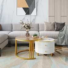 Lade das Bild in den Galerie-Viewer, 2 in 1 Runder Couchtisch aus MDF, Beistelltisch mit 1 Tischplatte in Marmoroptik und 1 aus Braunem Gehärtetem Glas, 2 Schubladen Kaffeetisch Tischkombination für Wohnzimmer, 70*70*45 + 50*50*40cm.
