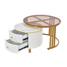 Lade das Bild in den Galerie-Viewer, 2 in 1 Runder Couchtisch aus MDF, Beistelltisch mit 1 Tischplatte in Marmoroptik und 1 aus Braunem Gehärtetem Glas, 2 Schubladen Kaffeetisch Tischkombination für Wohnzimmer, 70*70*45 + 50*50*40cm.
