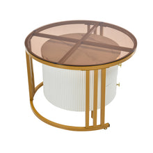 Lade das Bild in den Galerie-Viewer, 2 in 1 Runder Couchtisch aus MDF, Beistelltisch mit 1 Tischplatte in Marmoroptik und 1 aus Braunem Gehärtetem Glas, 2 Schubladen Kaffeetisch Tischkombination für Wohnzimmer, 70*70*45 + 50*50*40cm.
