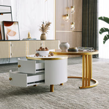 Lade das Bild in den Galerie-Viewer, 2 in 1 Runder Couchtisch aus MDF, Beistelltisch mit 1 Tischplatte in Marmoroptik und 1 aus Braunem Gehärtetem Glas, 2 Schubladen Kaffeetisch Tischkombination für Wohnzimmer, 70*70*45 + 50*50*40cm.
