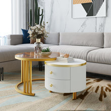 Lade das Bild in den Galerie-Viewer, 2 in 1 Runder Couchtisch aus MDF, Beistelltisch mit 1 Tischplatte in Marmoroptik und 1 aus Braunem Gehärtetem Glas, 2 Schubladen Kaffeetisch Tischkombination für Wohnzimmer, 70*70*45 + 50*50*40cm.
