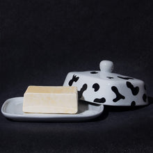 Lade das Bild in den Galerie-Viewer, Butterdose - Hochwertige Butterglocke aus Keramik - Butter Dish für alle gängigen Butter (250g) - Butterschale Porzellan (Kühe)
