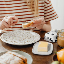 Lade das Bild in den Galerie-Viewer, Butterdose - Hochwertige Butterglocke aus Keramik - Butter Dish für alle gängigen Butter (250g) - Butterschale Porzellan (Kühe)
